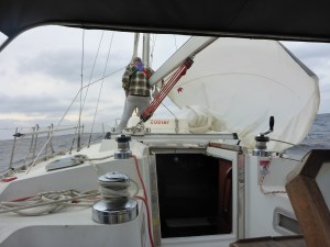 Das Segel ist gerissen und muss demontiert werden.