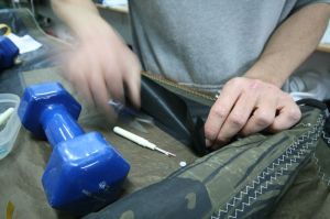 Die Arbeit erforder höchste Präzision, da sich sonst das Flugverhalten des Kites ändert.