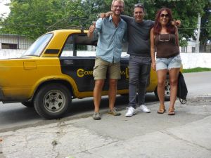 Marylin und Roberto mit seinem Taxi russischer Bauart.